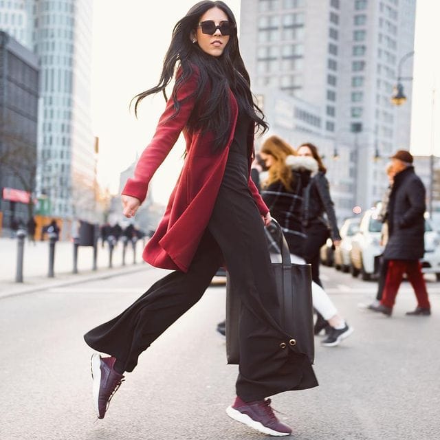 Jacket - coat Maroon - Trousers Black - Tops (sweater- blouse- t-shirt...) Black 